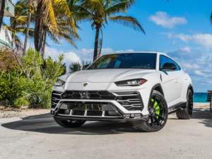 WHITE LAMBORGHINI URUS